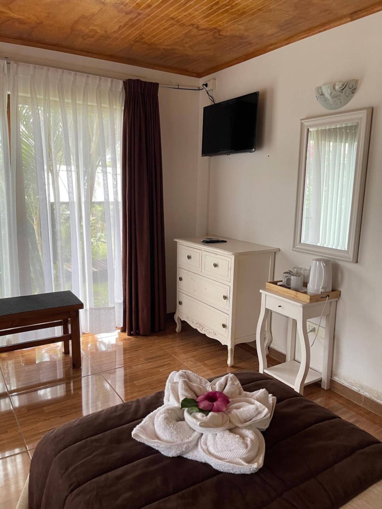 Teanehi Bed & Breakfast Hanga Roa Exterior photo